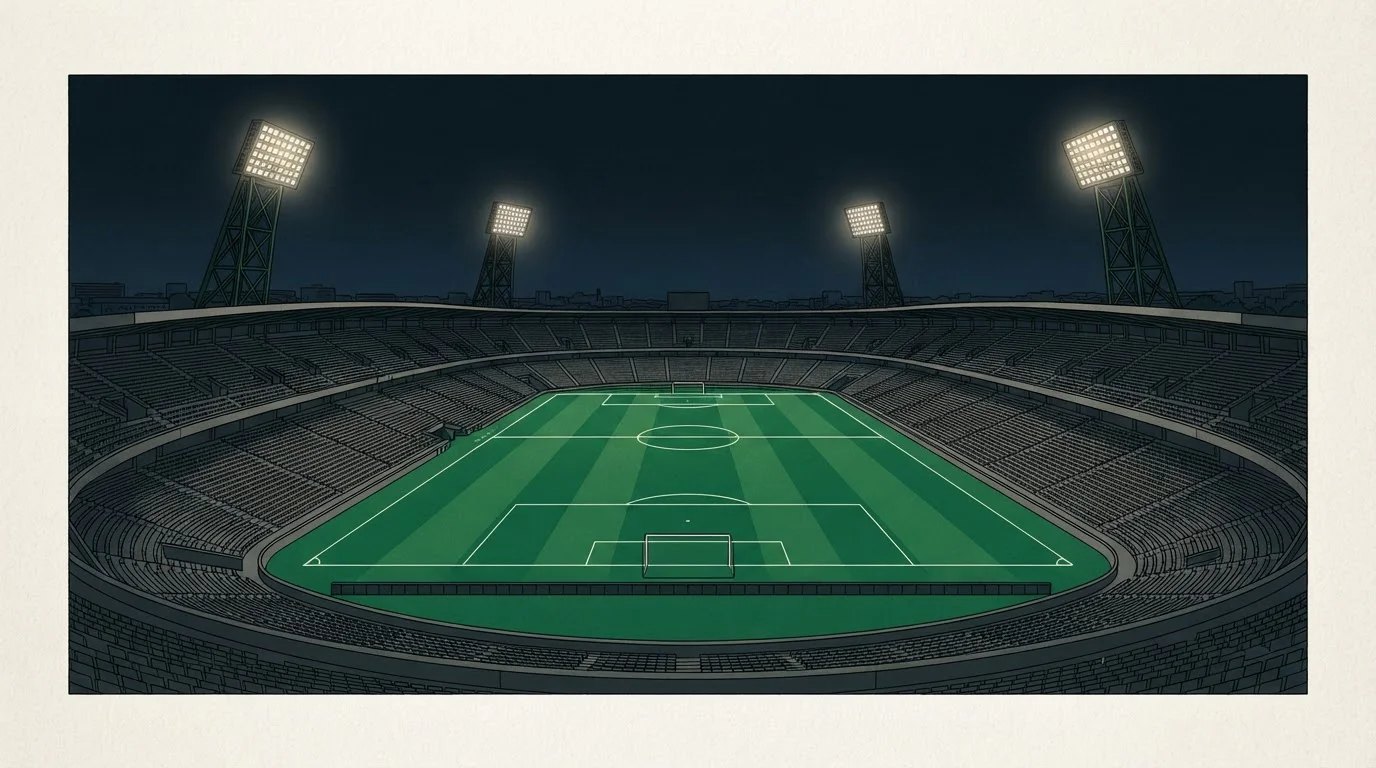Fußballstadion am Abend mit hellen Flutlichtern über der Spielfläche
